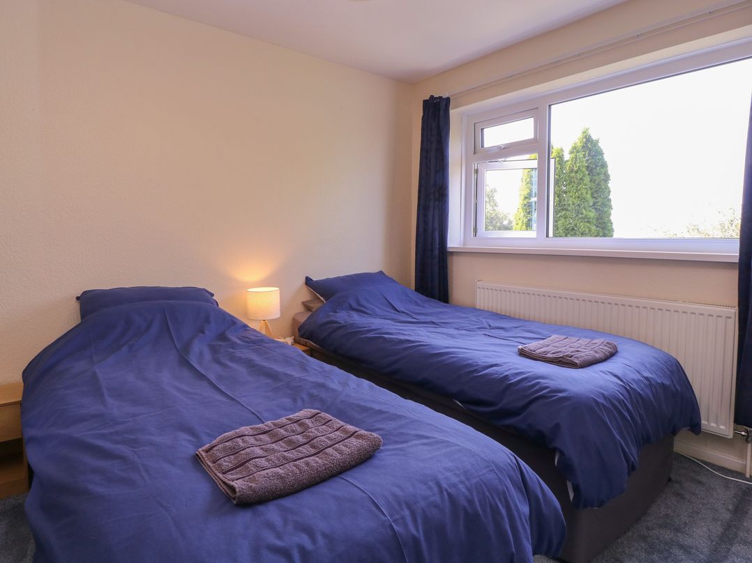 24 Cefn Court