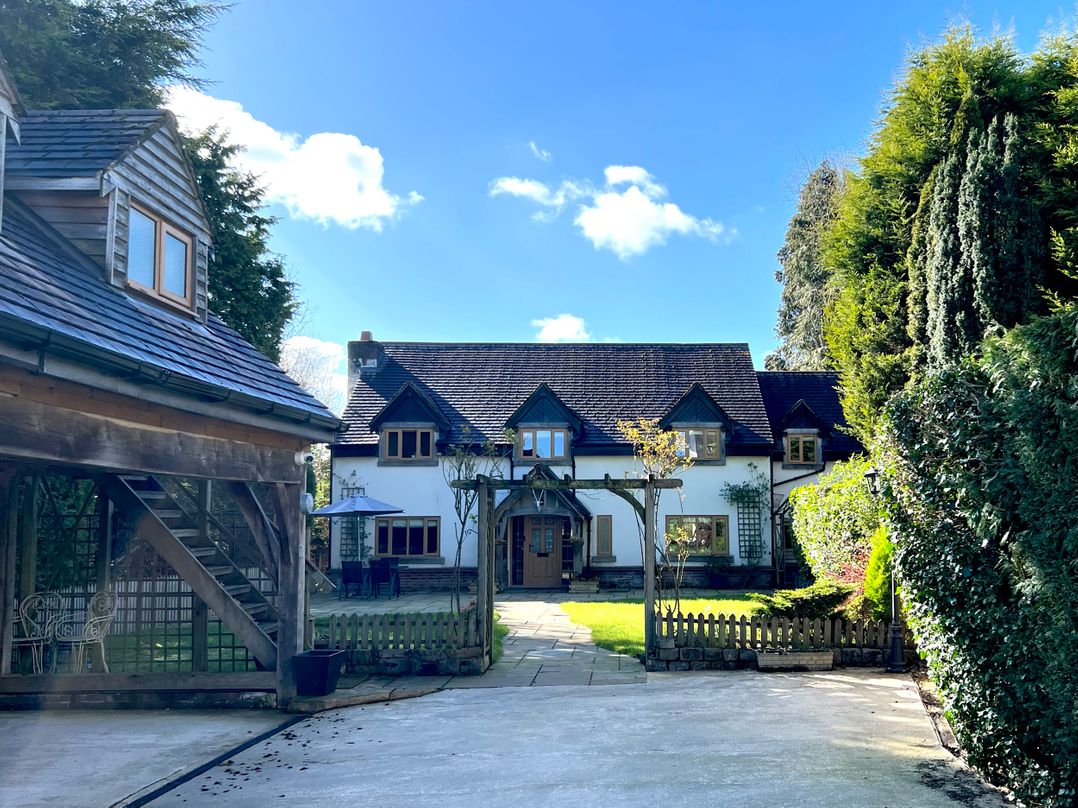 Dog friendly holiday cottage in Great Harwood, sleeps 8