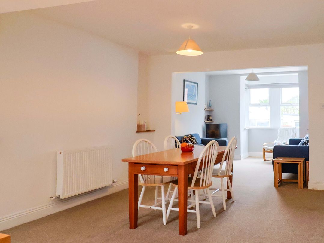 4 Peaslands Road