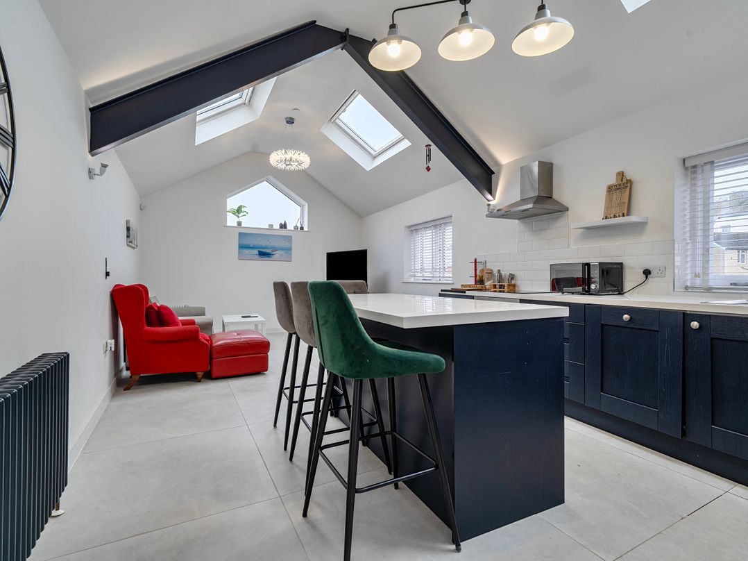 Modern Seaside Cottage - Sleeps 5