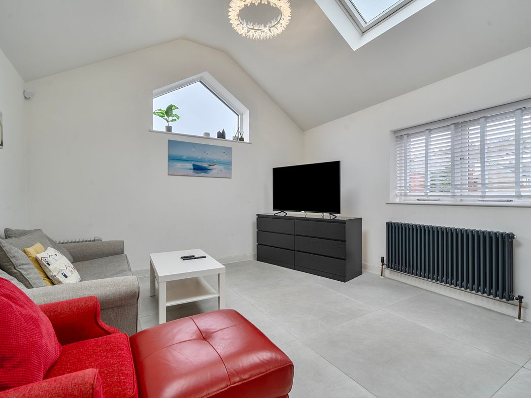 Modern Seaside Cottage - Sleeps 5