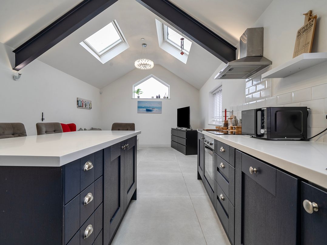 Modern Seaside Cottage - Sleeps 5