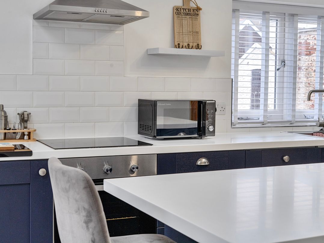 Modern Seaside Cottage - Sleeps 5