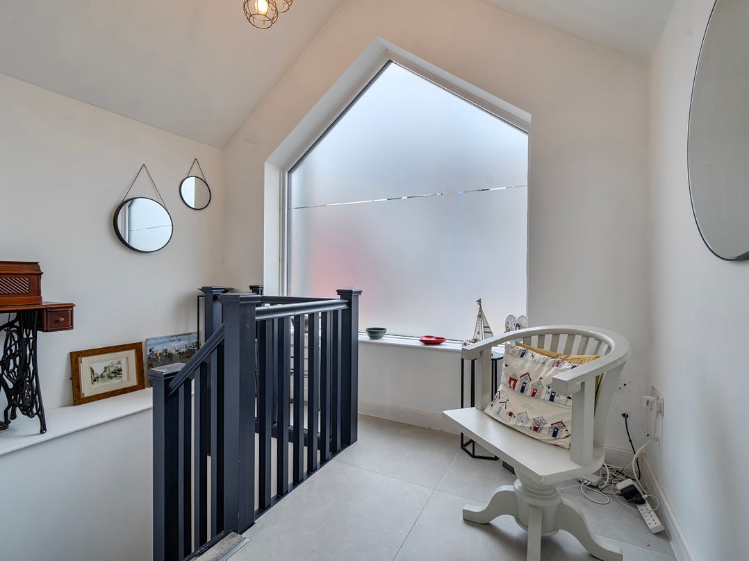 Modern Seaside Cottage - Sleeps 5