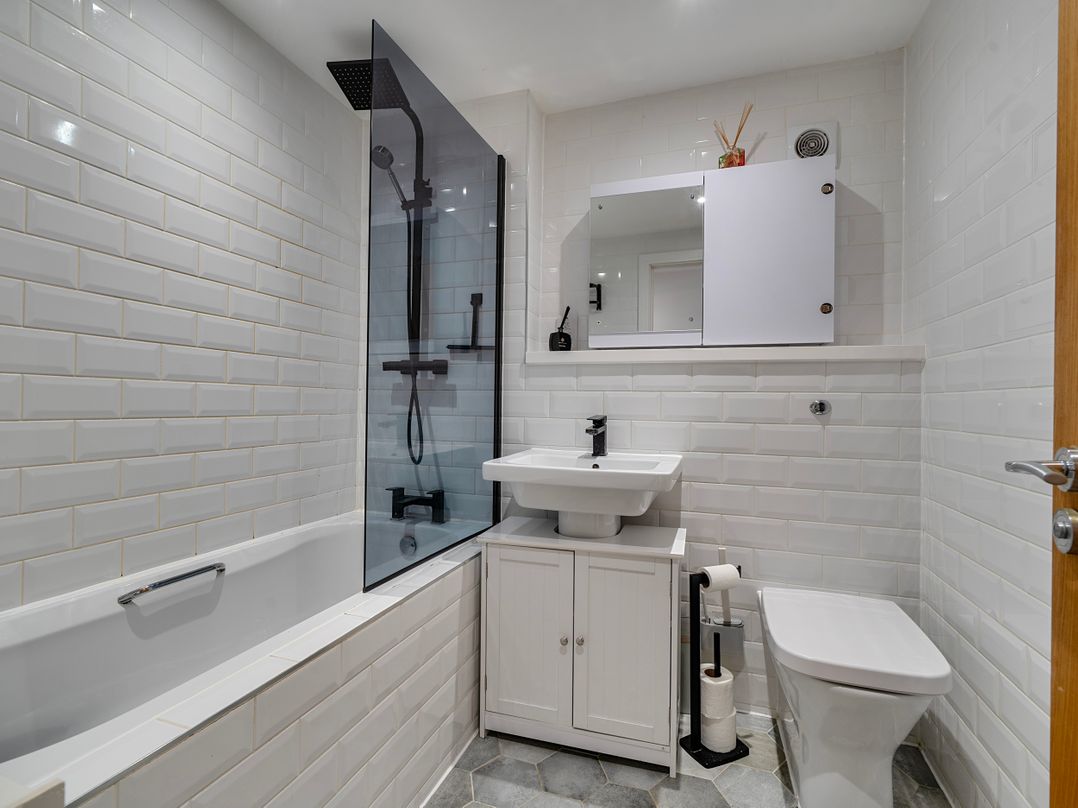 Modern Seaside Cottage - Sleeps 5