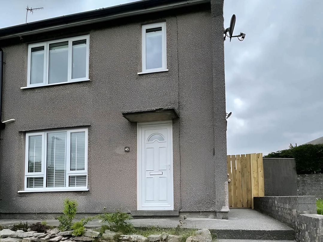 2 Bed House - Sleeps 4 - Garden - Parking - Wifi