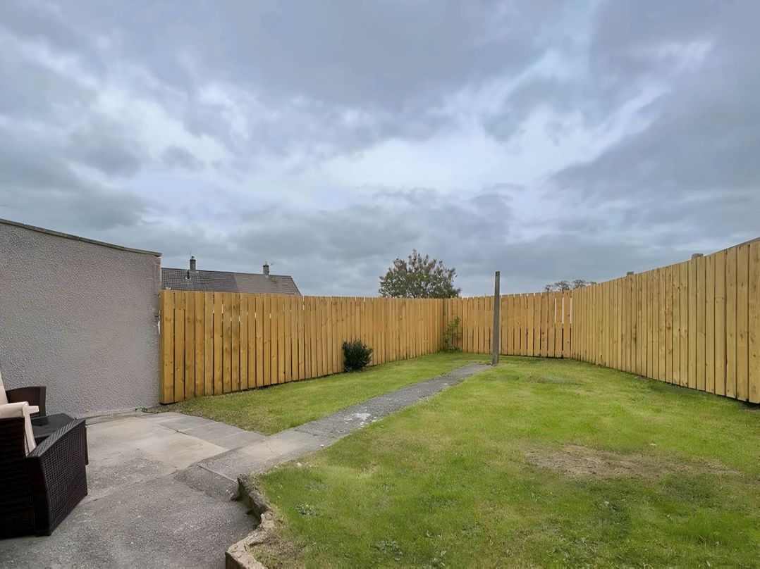 2 Bed House - Sleeps 4 - Garden - Parking - Wifi