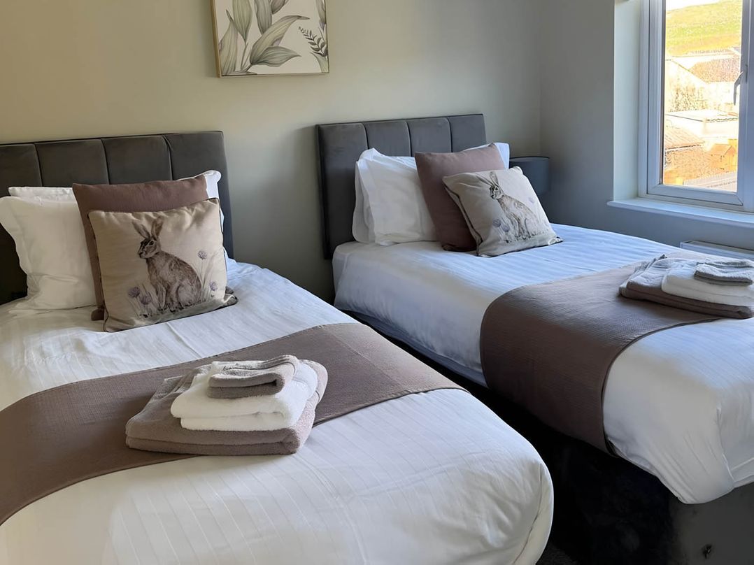 2 Bed House - Sleeps 4 - Garden - Parking - Wifi