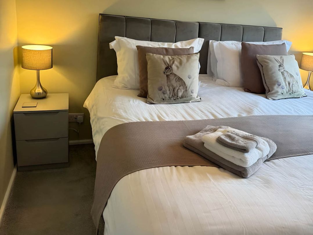 2 Bed House - Sleeps 4 - Garden - Parking - Wifi