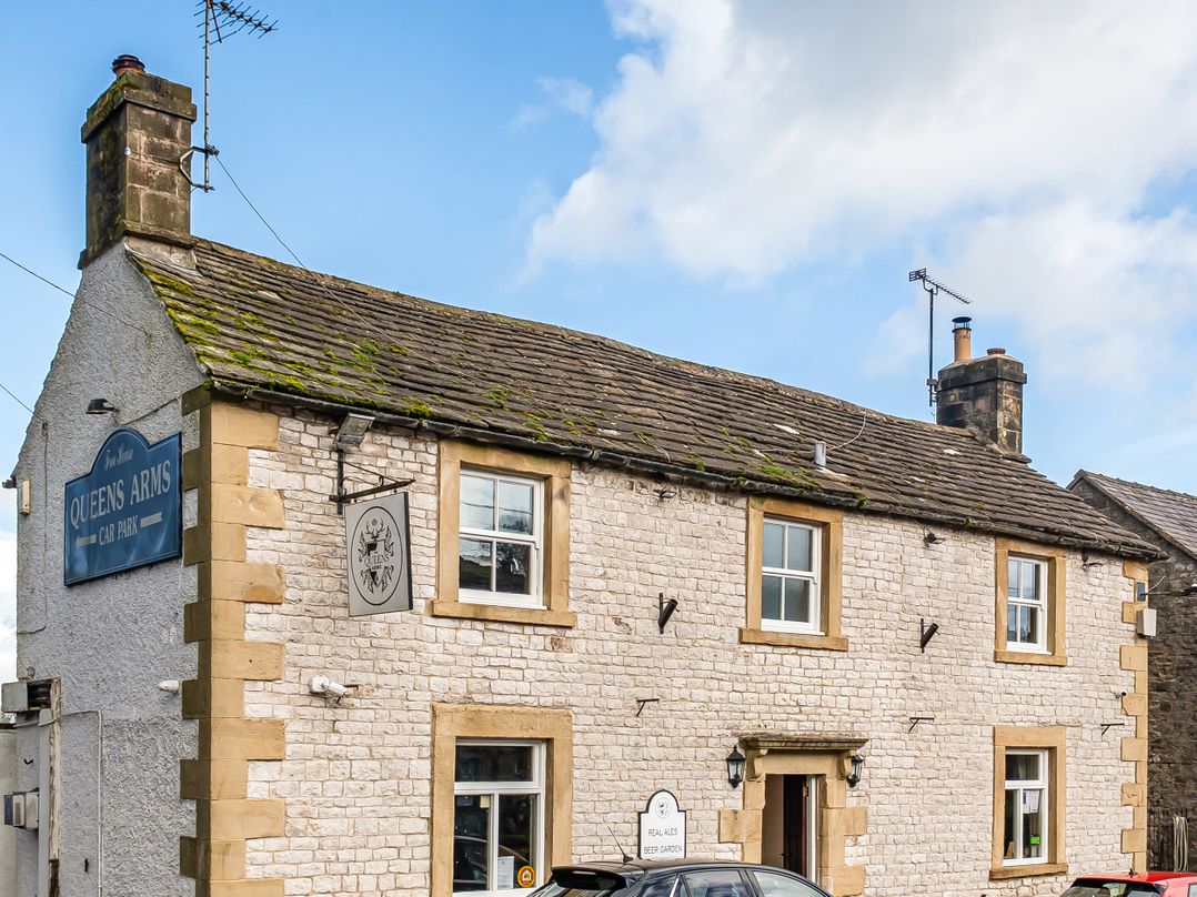 Cosy Apartment above Village Pub