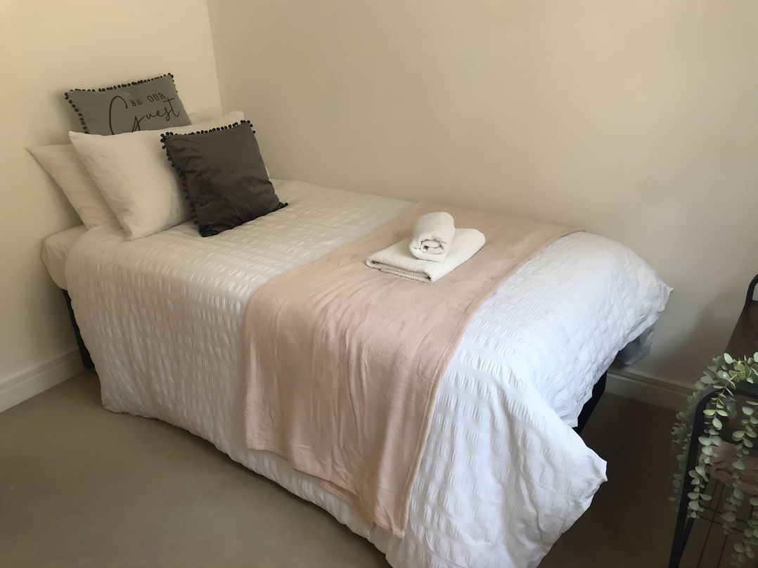 2-Bed Apartment Sleeps 4 with Garden