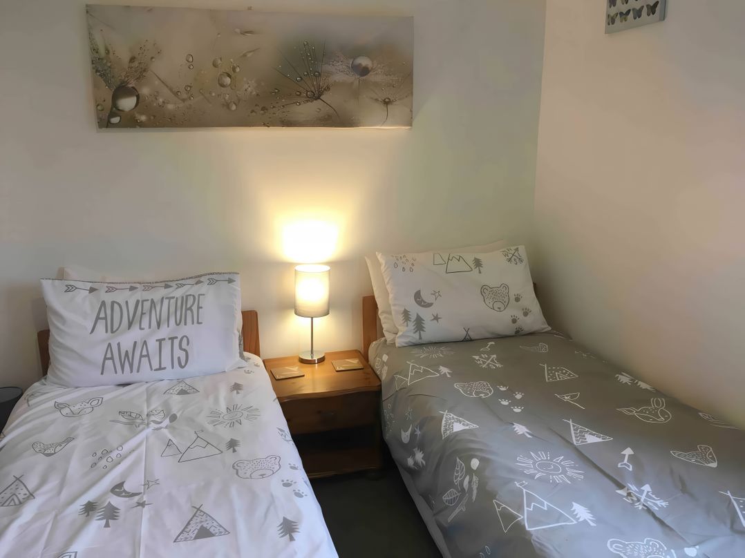 2 Bed House - Sleeps 6 - Pets - Garden - Parking