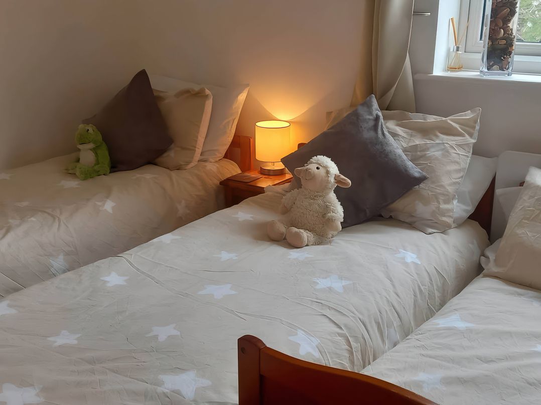 2 Bed House - Sleeps 6 - Pets - Garden - Parking