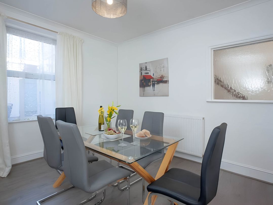 Torquay - House - Sleeps 6 - Pet Friendly