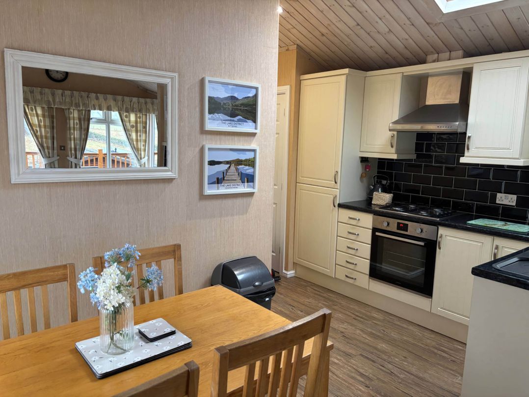 2 Bed Lodge-Sleeps 4-stunning views -Pet Friendly