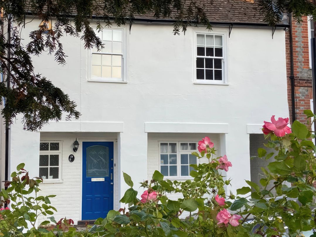 A house with a blue door and white walls at 19 Queen Street in Emsworth
