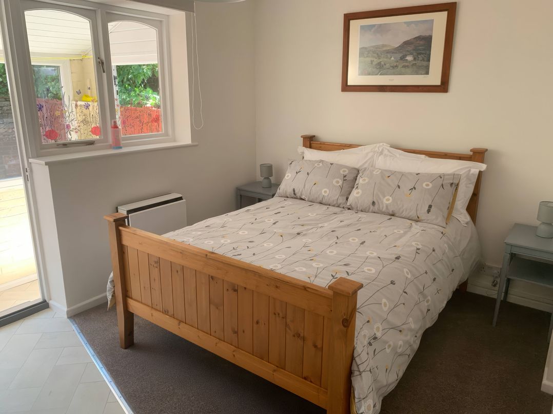 A bedroom with a bed and bedside tables at Amber House in Dorchester