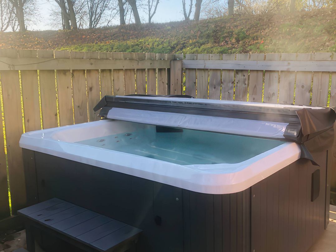 Pet-friendly lodge with hot tub near the coast