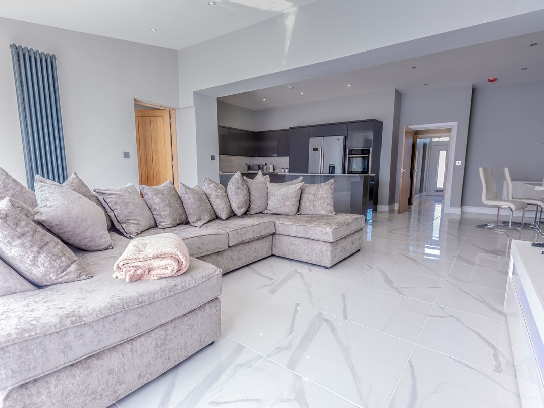 Pet-friendly hot tub retreat near Loch Leven