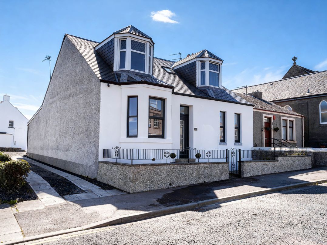 Pet-friendly hot tub retreat near Loch Leven