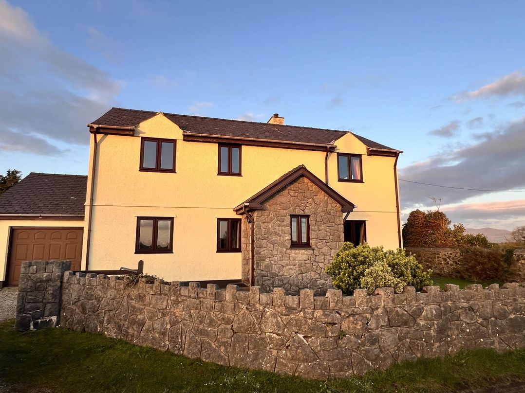 Dog-friendly farmhouse with Menai Strait views