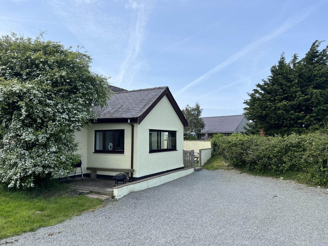 Cottage with mountain and sea views, Anglesey