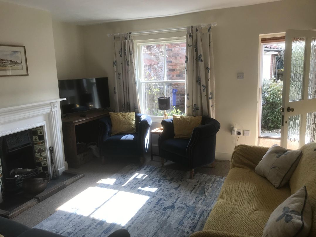 Coastal cottage near harbour, beach and pubs