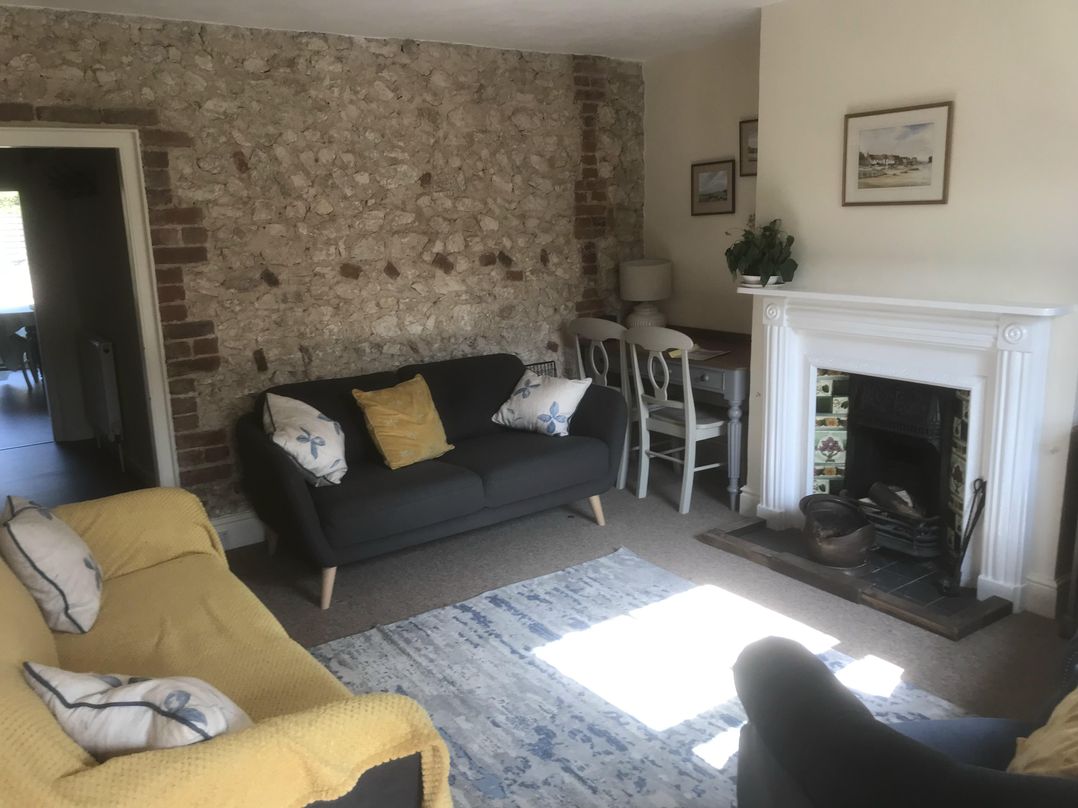 Coastal cottage near harbour, beach and pubs