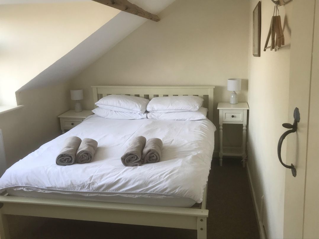 Coastal cottage near harbour, beach and pubs