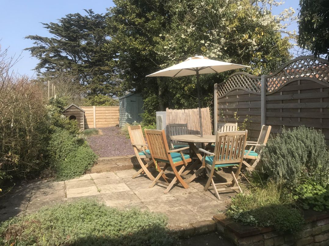 Coastal cottage near harbour, beach and pubs