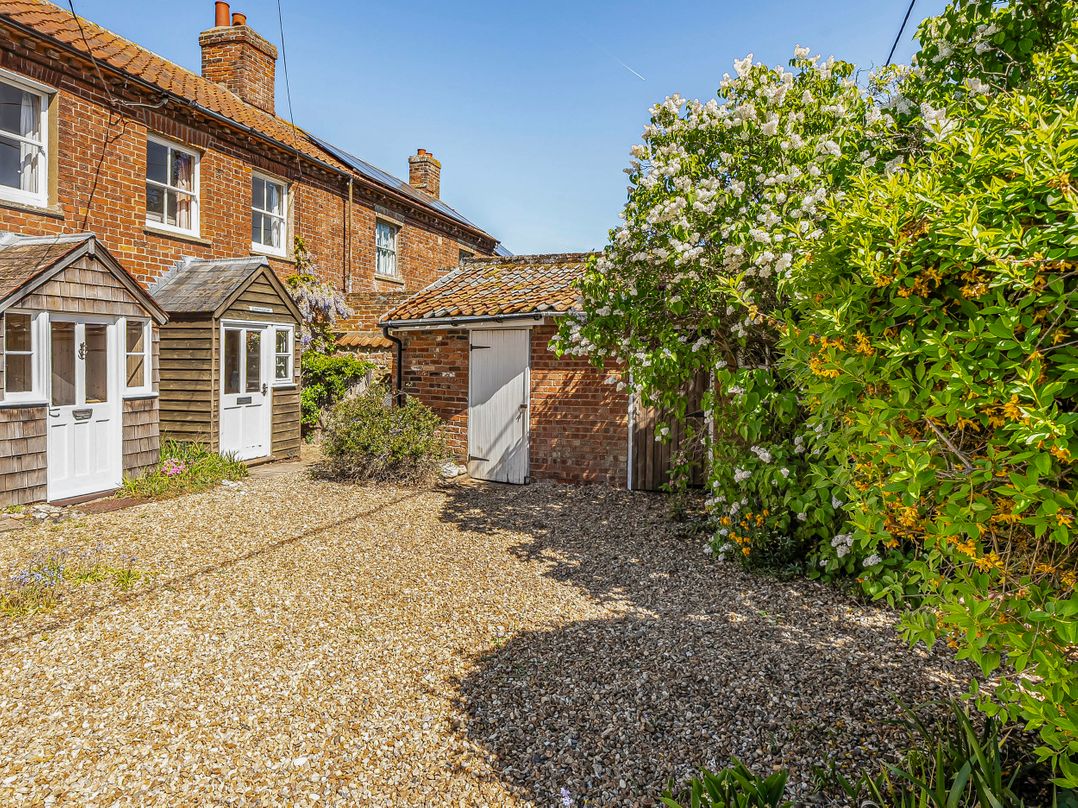 Coastal cottage near harbour, beach and pubs