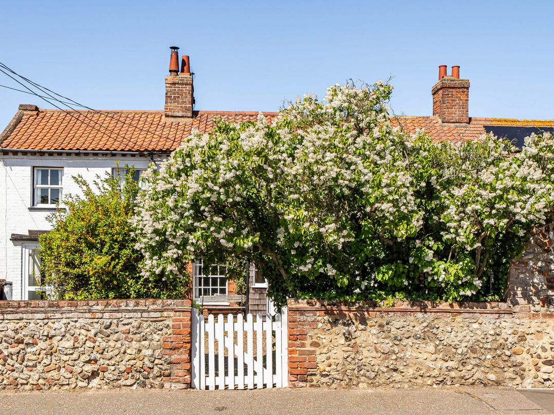 Coastal cottage near harbour, beach and pubs