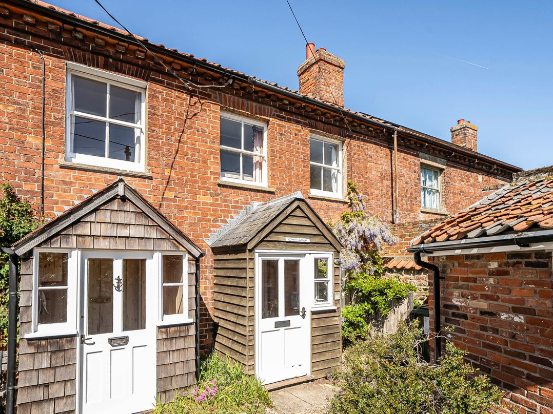 Coastal cottage near harbour, beach and pubs