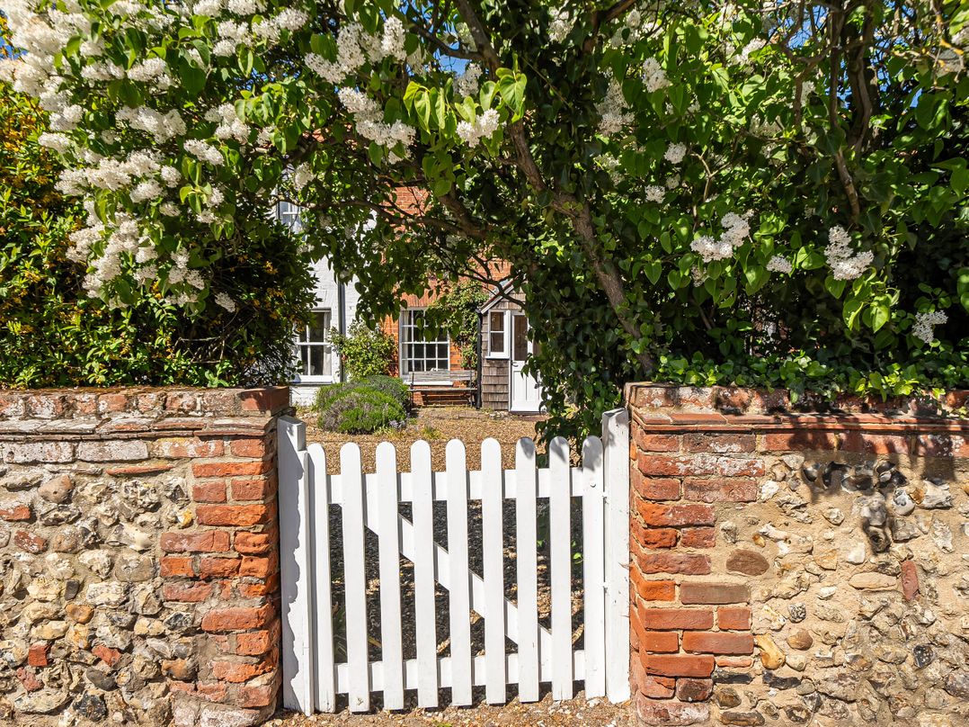 Coastal cottage near harbour, beach and pubs