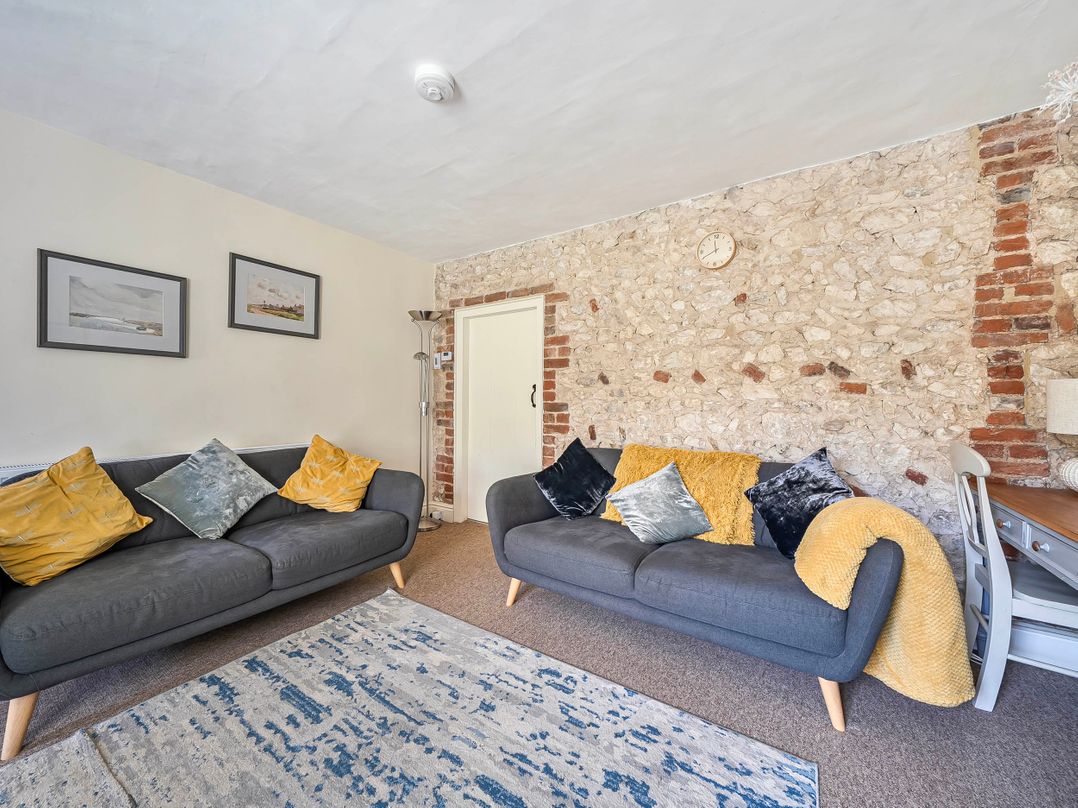 Coastal cottage near harbour, beach and pubs