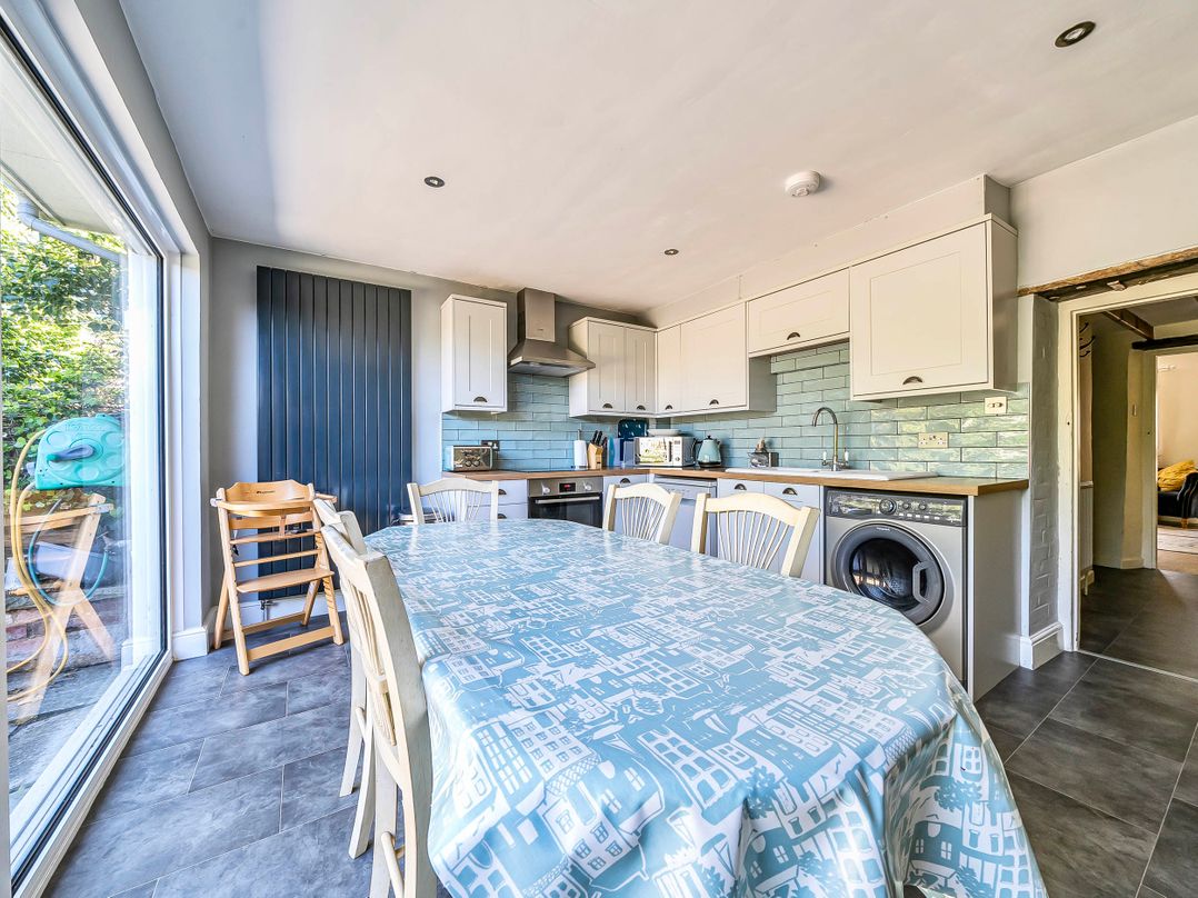 Coastal cottage near harbour, beach and pubs