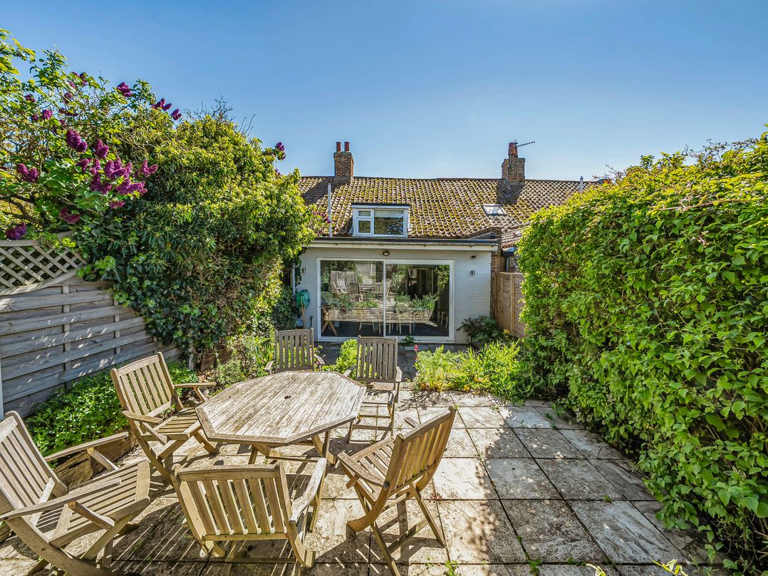 Coastal cottage near harbour, beach and pubs