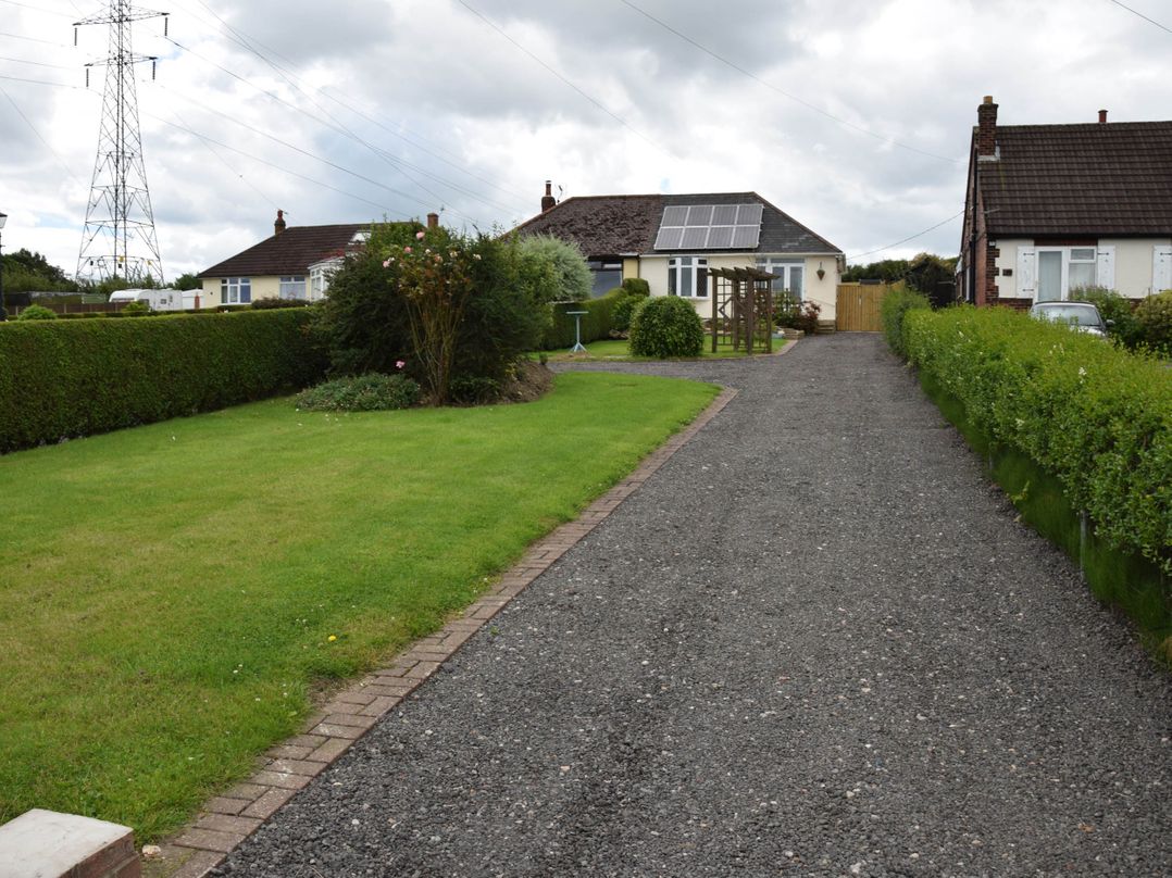 Walkers' cottage with valley views near the Peaks