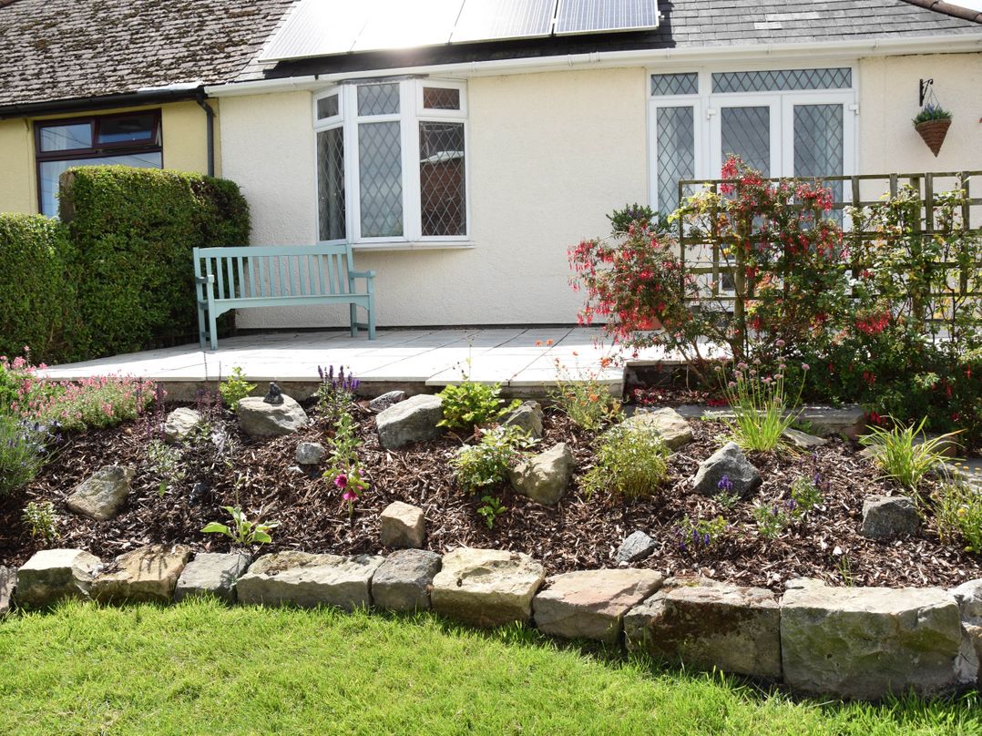 Walkers' cottage with valley views near the Peaks