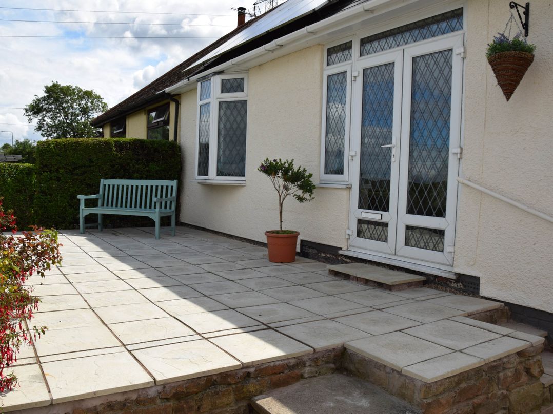 Walkers' cottage with valley views near the Peaks