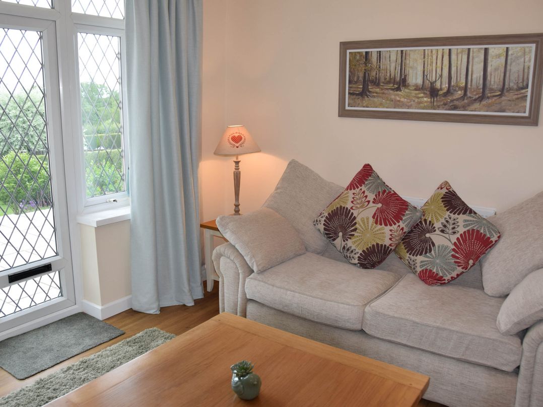 Walkers' cottage with valley views near the Peaks