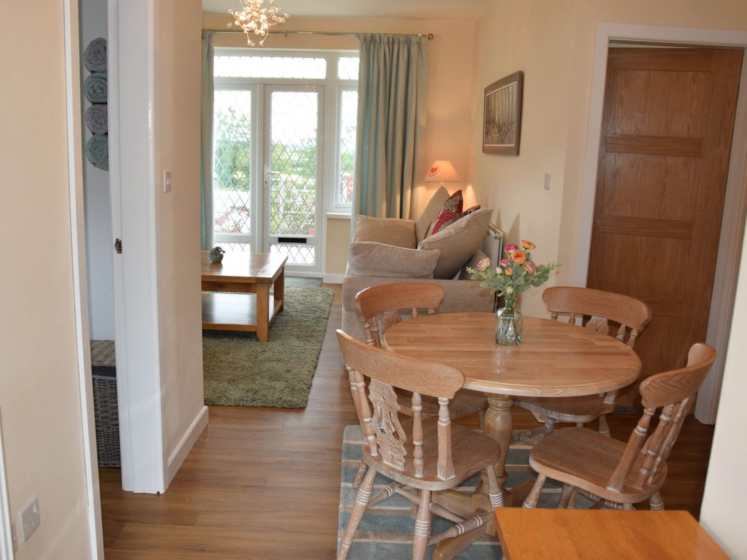Walkers' cottage with valley views near the Peaks