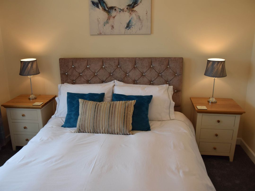 Walkers' cottage with valley views near the Peaks