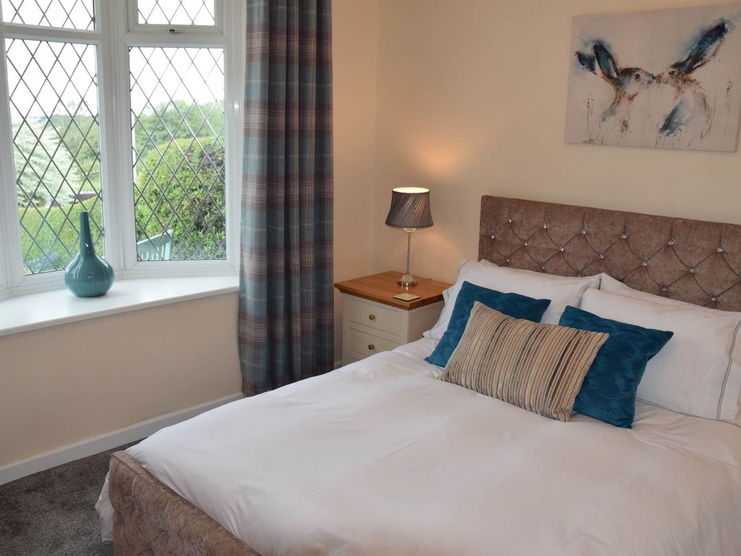 Walkers' cottage with valley views near the Peaks