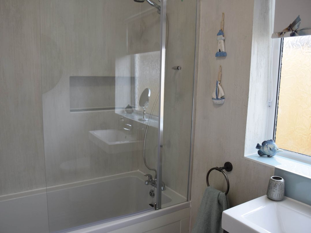 Walkers' cottage with valley views near the Peaks