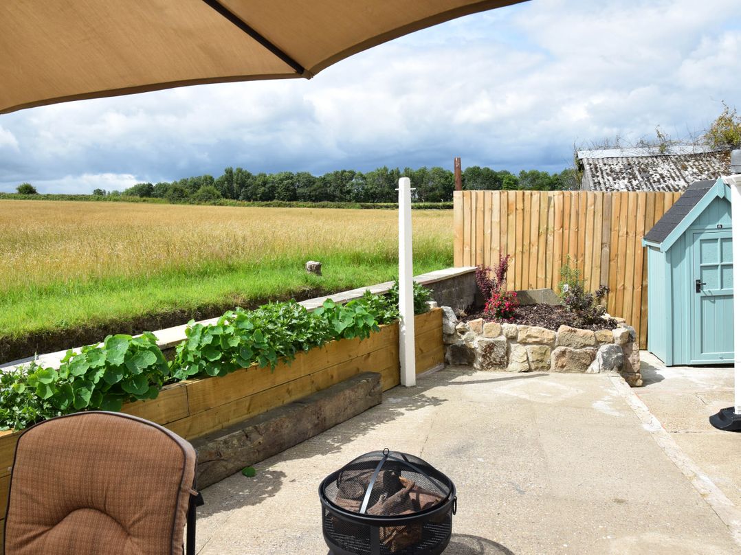 Walkers' cottage with valley views near the Peaks