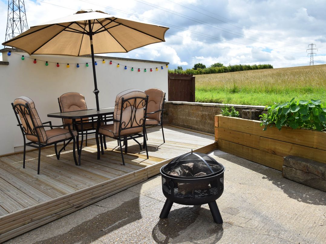 Walkers' cottage with valley views near the Peaks