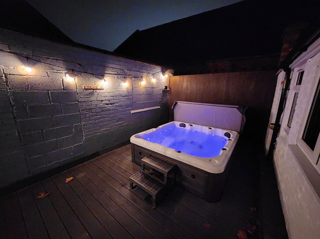 Town apartment with rooftop hot tub and views