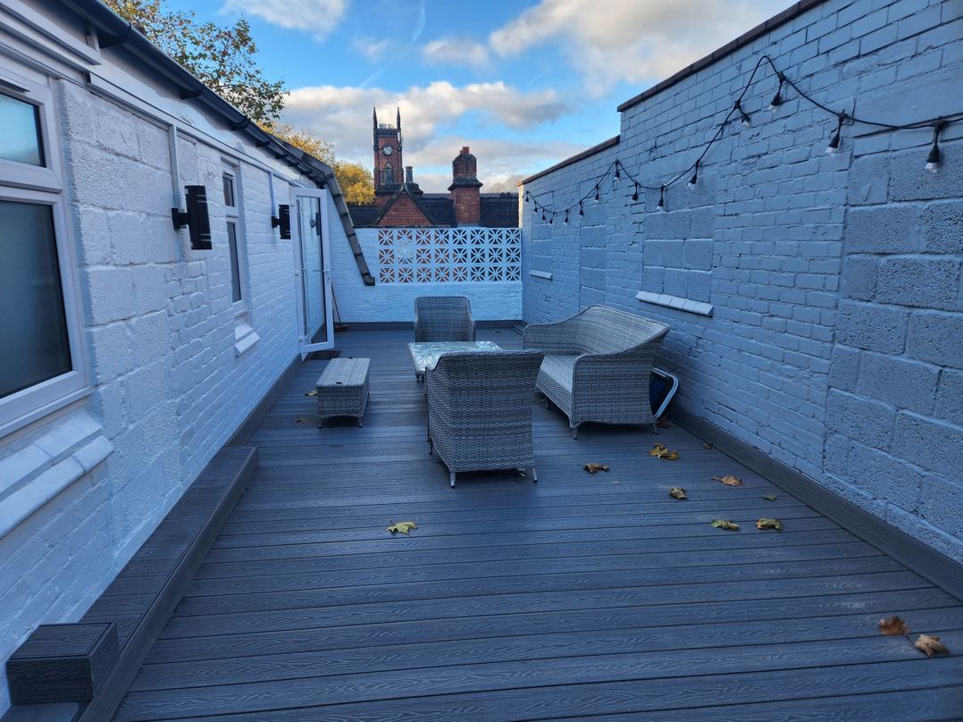 Town apartment with rooftop hot tub and views