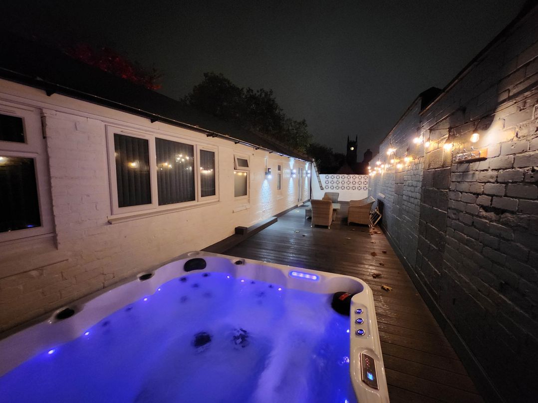 Town apartment with rooftop hot tub and views